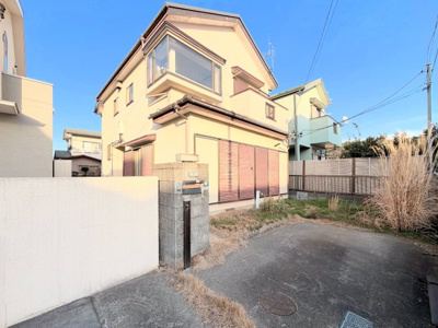 【外観】 | ◆寒川町岡田8丁目　中古戸建◆ | ◆爽やかな青空の下に贅沢なほどに降り注ぐ陽光、豊かな居住性と、クオリティが見事に調和した住空間は、住まうことの喜びを感じさせてくれます。ゆとりある広い敷地で開放的なお住まいです。