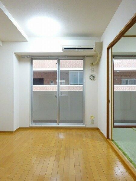 コスモ横浜大通公園の居間・リビング