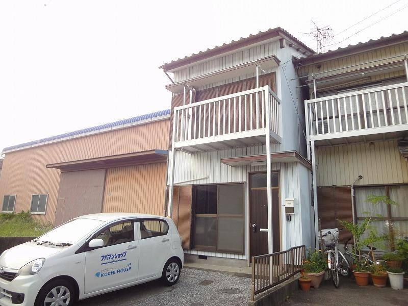 高須新町四丁目貸家 西棟（3）の駐車場|エントランス写真