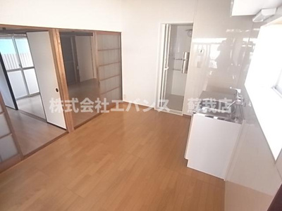 【居間・リビング】 | 仁戸名町Ｈ貸家Ⅱ | こちらのリビングで趣味の時間をお楽しみください