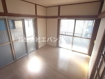 【寝室】 | 仁戸名町Ｈ貸家Ⅱ | 使い勝手のいい寝室です