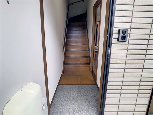 アンプルールフェール若草の玄関