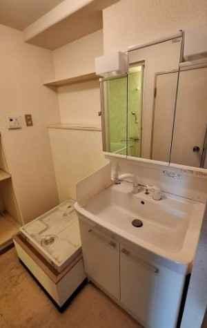 【中古マンション】コンドミニアム坂戸の独立洗面台|朝の支度にも助かる、独立の洗髪洗面化粧台