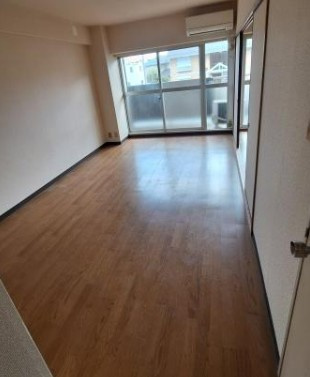 【中古マンション】コンドミニアム坂戸の居間・リビング|ゆったり過ごせる居間です