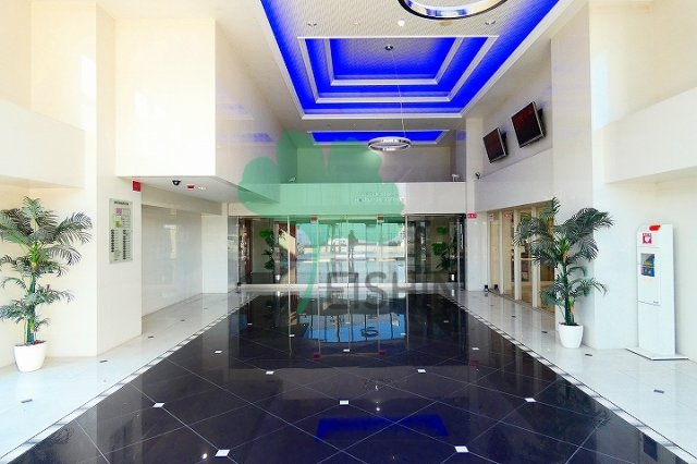No.72　HARBOR EAST TOWER(No.72　ハーバーイーストタワー)のエントランス|観葉植物や間接LED照明などでホテルのような演出になっており、エントランスには音楽も流れています。