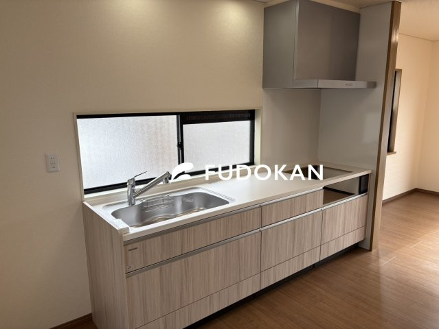 東根市神町営団一条通り【中古住宅】のキッチン|広々ワイドなキッチンは料理がしやすく快適です。