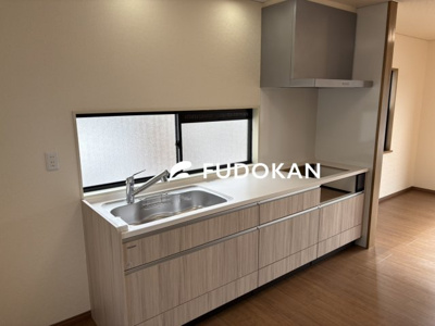 【キッチン】 | 東根市神町営団一条通り【中古住宅】 | 広々ワイドなキッチンは料理がしやすく快適です。