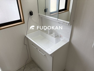 【独立洗面台】 | 東根市神町営団一条通り【中古住宅】 | 三面鏡の洗面台は、スタイリッシュなだけでなく収納力もあります。