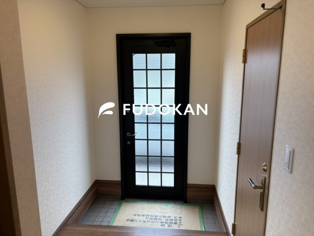東根市神町営団一条通り【中古住宅】の玄関|明るい玄関