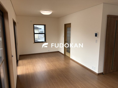 【居間・リビング】 | 東根市神町営団一条通り【中古住宅】 | 大きなリビングは家族の団欒の場として家庭を包みます。