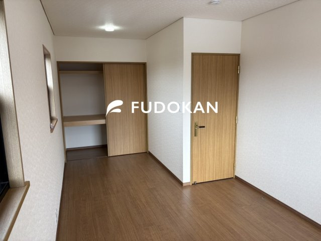 東根市神町営団一条通り【中古住宅】の洋室|大きいベットを置いてもスペースの取れる寝室です。