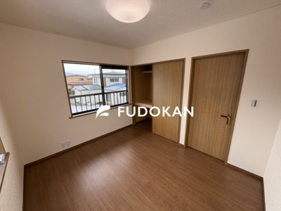 【洋室】 | 東根市神町営団一条通り【中古住宅】 | 洋室もそれぞれ収納スペースが完備されております。