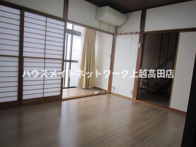 大貫１丁目店舗兼貸家の居間・リビング|１階の６帖洋室