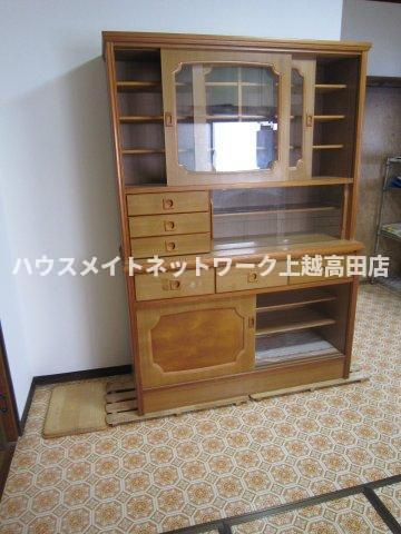 大貫１丁目店舗兼貸家の設備|食器棚が付いています。