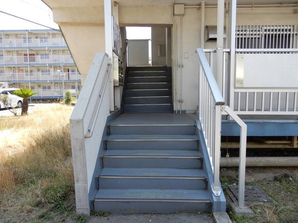 ビレッジハウス葛ノ葉6号棟のエントランス