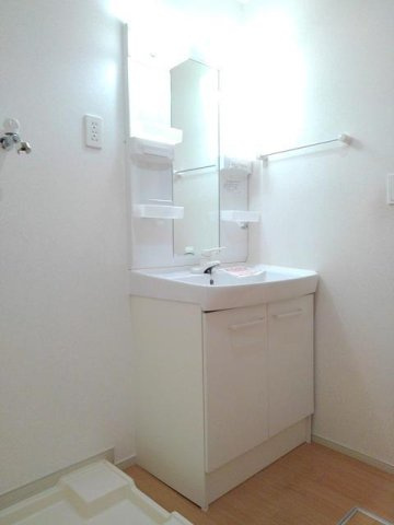 サニー　ヴィレッジの洗面所|明るい洗面所です