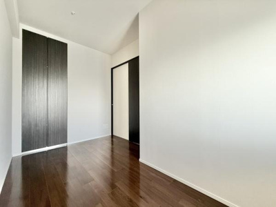 【洋室】 | サンメゾン堺浅香駅前 | 木目のフローリングが暖かみのある室内に。明るい寝室で心地のいい朝を迎えられそう。