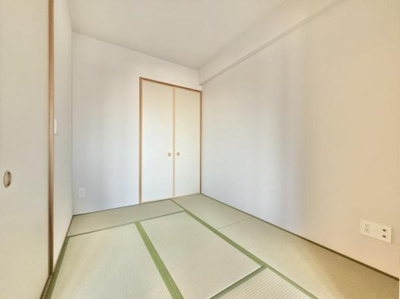 【和室】 | サンメゾン堺浅香駅前 | LDKと隣接した4畳の和室。
お子様の遊び部屋・お昼寝スペースとして使うのもオススメです♪