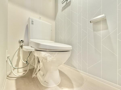 【トイレ】 | サンメゾン堺浅香駅前 | 節水型でエコなトイレには、今では当たり前のウォシュレット付き。便座を温める機能付き！
タオルフォルダーも付いておりそのまま手洗いもできます。