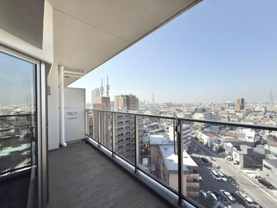 【バルコニー】 | サンメゾン堺浅香駅前 | 太陽の光と爽やかな風を受けたお洗濯物はあっという間に乾き、取りこむ時には太陽の匂いを感じられそうですね♪