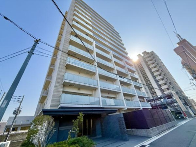 【外観】 | サンメゾン堺浅香駅前 | JR阪和線「浅香」駅が徒歩3分。通勤にも外出にもアクセス良好。家族でおでかけすることも増えそうですね♪