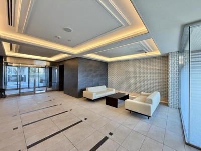 【エントランス】 | サンメゾン堺浅香駅前 | 流行に左右されず、将来にわたって価値が継続する「上質」な佇まい。親しみやすさといった暮らしを豊かにしてくれる住空間です。