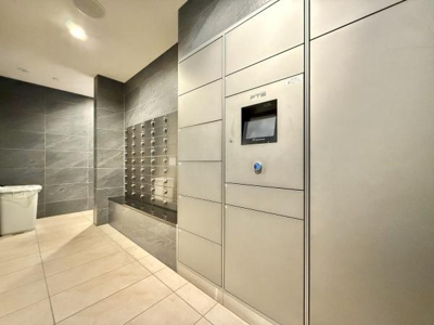 【その他共用部分】 | サンメゾン堺浅香駅前 | 宅配ボックスがありますので荷物の受け取りも安心！