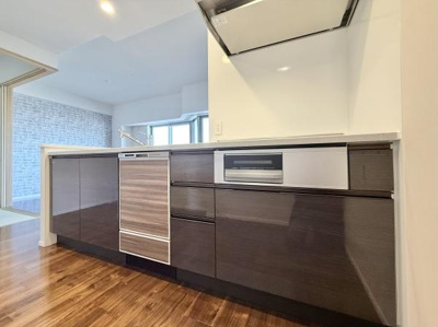 【キッチン】 | サンメゾン堺浅香駅前 | 本を読みながら料理をしたり、家族とコミュニケーションを取りながら家事をしたり。毎日必ず使い、案外長い時間を過ごす場所だからこそ妥協したくない部分ですね♪