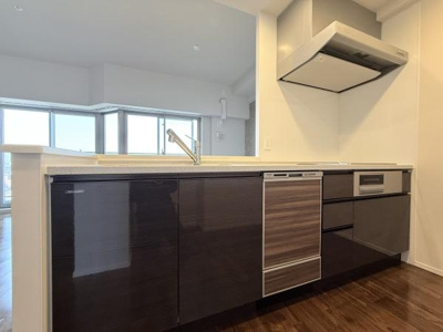 【キッチン】 | サンメゾン堺浅香駅前 | カウンターキッチンでお部屋全体を見渡しながらお料理できます♪家族での会話も増えそうですね♪
