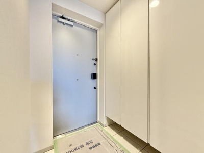 【玄関】 | サンメゾン堺浅香駅前 | 玄関も明るいです。大きな下駄箱もあり収納力・清潔感がGOODです。