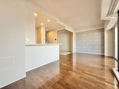 【居間・リビング】 | サンメゾン堺浅香駅前 | 大切なご家族が集まるからこそＬＤＫはこだわりたい！休日はおひさまの光をたっぷりと取りこめるリビングでゆったりと過ごしませんか？子供たちが元気に笑いながら走り回っても十分な広さの空間です。