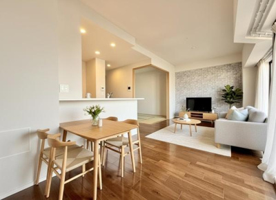 【居間・リビング】 | サンメゾン堺浅香駅前 | 【家具配置イメージ画像】ラグやソファで雰囲気を変えたりいろんなアレンジが楽しめます！