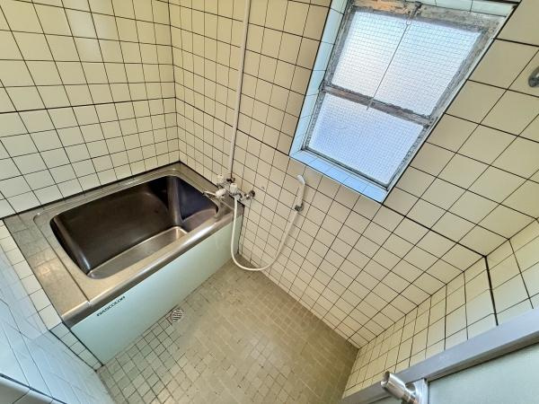 【浴室】 | 湊マンション | 毎日の疲れを癒やすバスタイムを♪空気が籠らない様に小窓も設置しております。