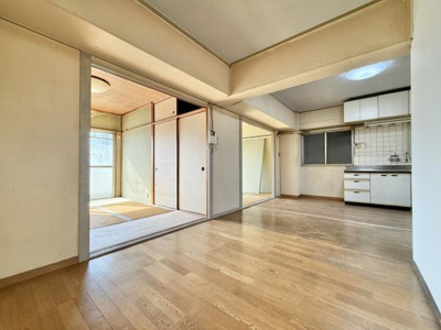 【居間・リビング】 | 湊マンション | 室内にいても、たっぷりの陽光と爽やかな風を感じて頂けます！
ご家族と穏やかに過ごす、心地の良い時間が流れます。