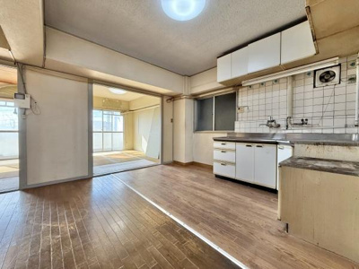 【居間・リビング】 | 湊マンション | 家族の一体感を感じられるDK！家族と過ごす時間を大切にする方にぴったりの住空間です♪