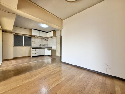 【居間・リビング】 | 湊マンション | ここにはみんなが集い、食事と楽しい会話が始まる。話に夢中になりすぎて、ついつい時を忘れてしまう。そんな束の間の幸せを感じさせてくれる場所。