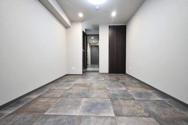 Lustore西宮北口2号棟の居間・リビング|クロスや床はパターンいろいろあります