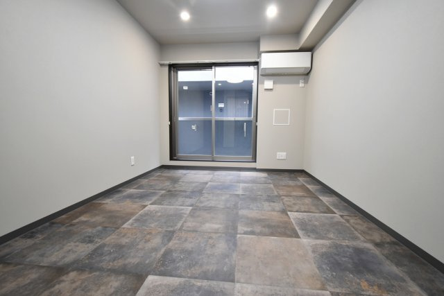 Lustore西宮北口2号棟の居間・リビング|クロスや床はパターンいろいろあります