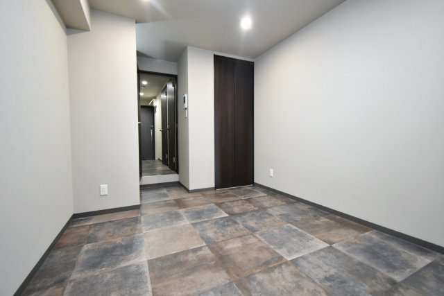 Lustore西宮北口2号棟の居間・リビング|クロスや床はパターンいろいろあります