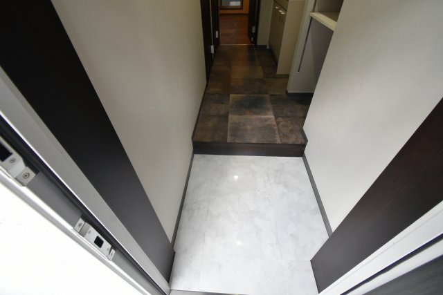 Lustore西宮北口2号棟の玄関|クロスや床はパターンいろいろあります