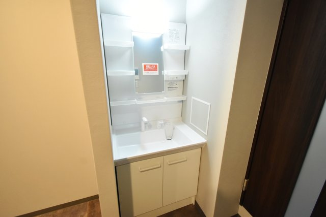 Lustore西宮北口2号棟の洗面所