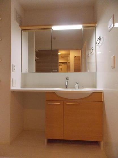 【洗面所】 | クラール獨協 | 広めのきれいな洗面台