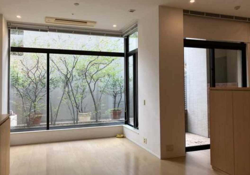 マスタービューレジデンス　プライベートガーデン　楽器相談　ペット相談　礼金０の居間・リビング