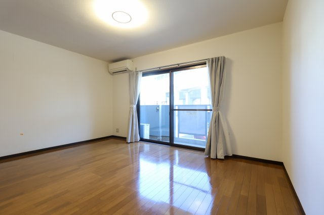 ラ・セゾンソレイユの居間・リビング|8.8帖洋室