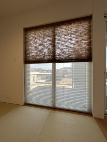 住み心地まで デザインされた家　熊本県熊本市北区高平の和室|和室のブラインドは昼は白で採光、夜はブラウンで落ち着き。
設備一つひとつに妥協のない配慮が光ります。