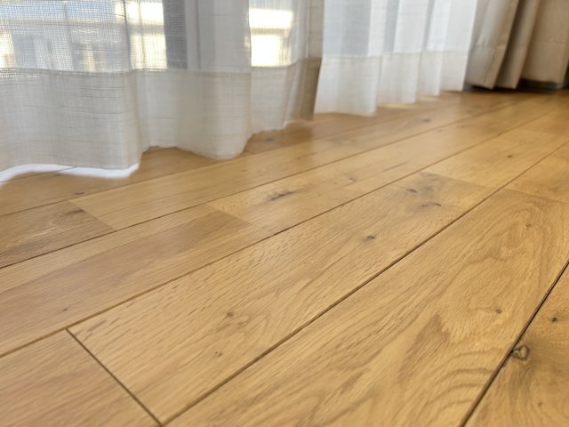 住み心地まで デザインされた家　熊本県熊本市北区高平の内装|素足が気持ちいい、無垢材の床。夏はサラリと、冬はほんのり温かい。経年による風合いの変化も楽しめます。