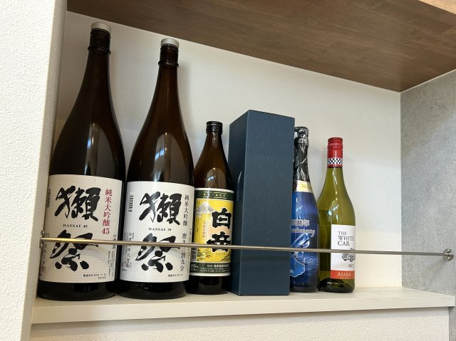住み心地まで デザインされた家　熊本県熊本市北区高平のダイニング|ダイニングにはお酒等を陳列できるニッチがひっそり。カウンターチェアを置けば、BARの雰囲気に。