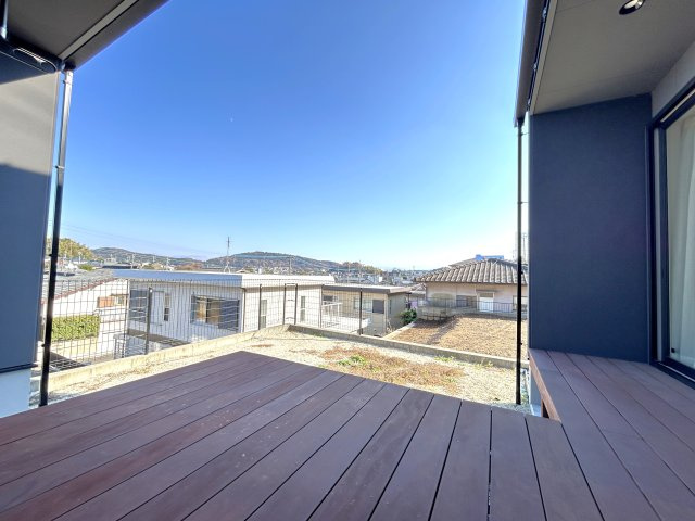住み心地まで デザインされた家　熊本県熊本市北区高平の庭|居室とフラットにつながる縁側のようなウッドデッキ。
BBQも星空空間も楽しめる、贅沢な外空間です。