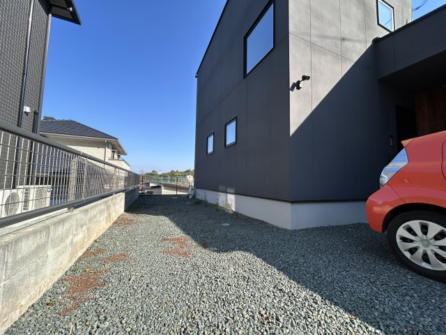 住み心地まで デザインされた家　熊本県熊本市北区高平の駐車場|敷地内には普通車を3台駐車可能。隣家とも距離があり、圧迫感がありません。