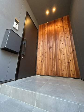 住み心地まで デザインされた家　熊本県熊本市北区高平の玄関|無垢材と照明がスタイリッシュな玄関に温もりを添えます。夜はより一層印象的な空間に。